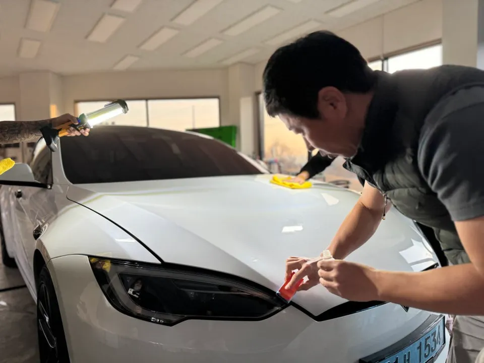 Tesla Model Sのガラスコーティング事例 施工写真 1-2