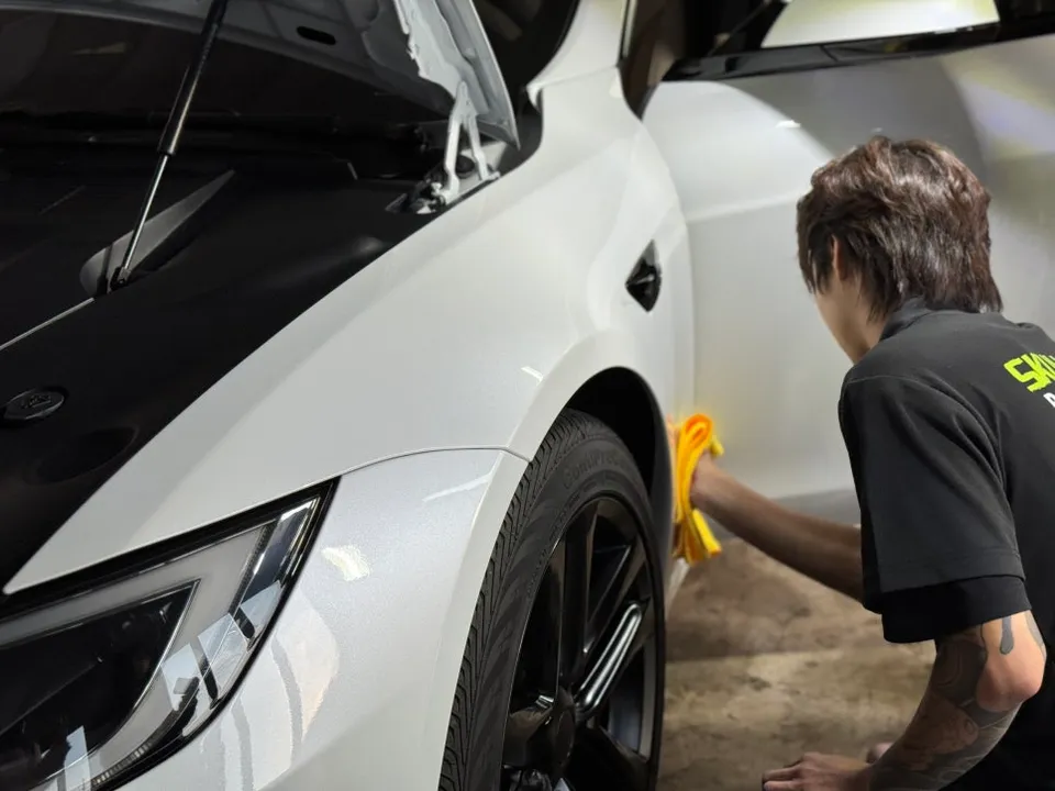 Tesla Model Sのガラスコーティング事例 施工写真 3-2
