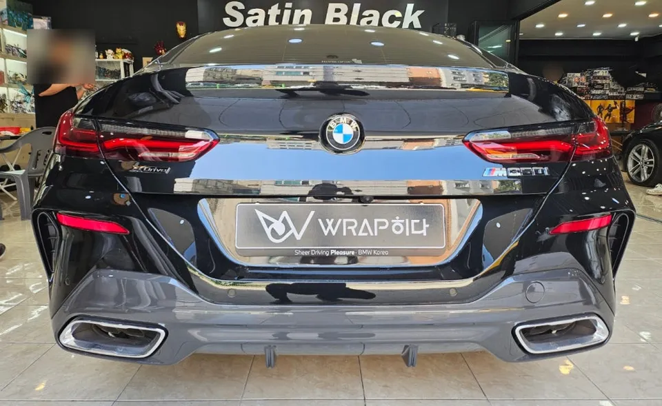 BMW 8 Seriesのカーラッピング事例：クロームメッキをブラックアウト 施工写真 1-2