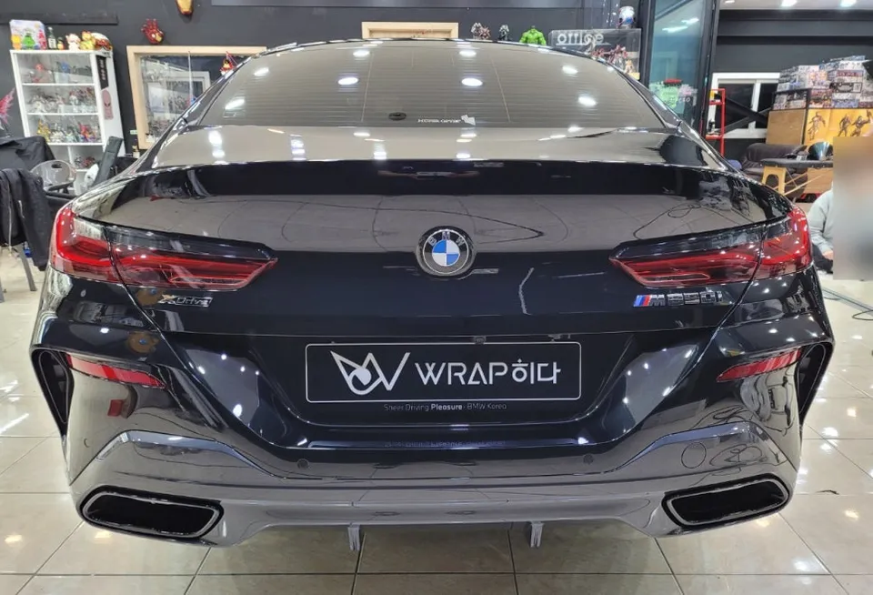 BMW 8 Seriesのカーラッピング事例：クロームメッキをブラックアウト 施工写真 2-2