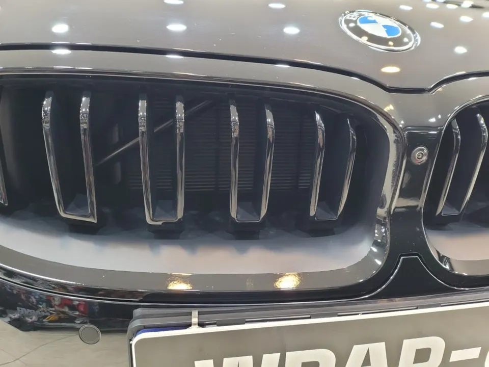 BMW 8 Seriesのカーラッピング事例：クロームメッキをブラックアウト 施工写真 4-2