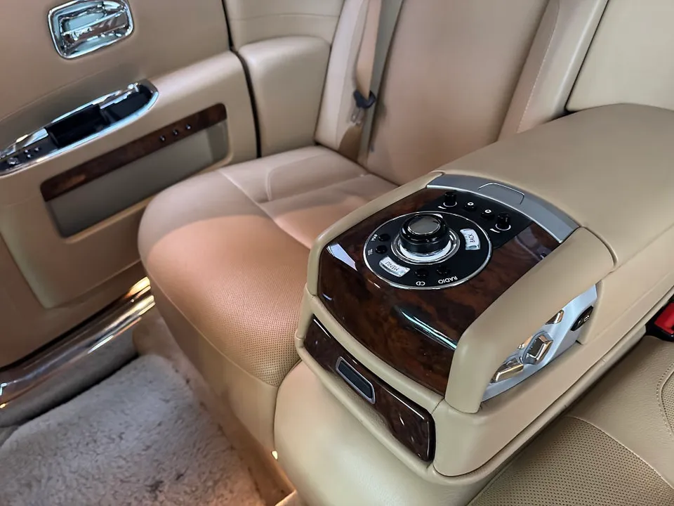 Rolls-Royce Ghost vinyl wrap - Rolls-Royce Ghost Vinyl Wrap: Carbon Fiber Interior Transformatio photo 4