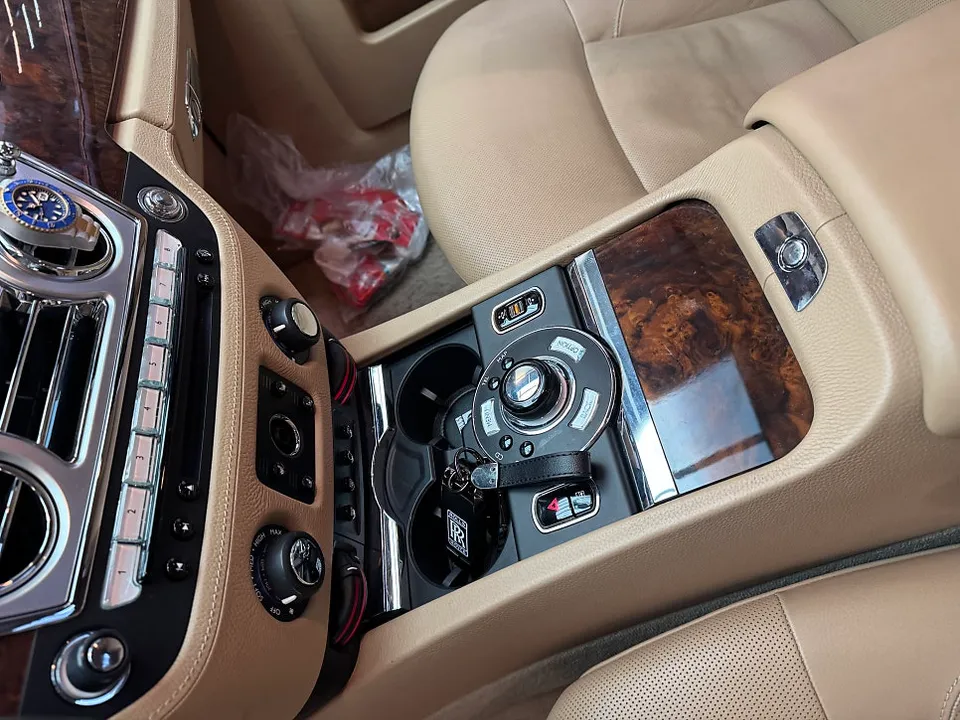 Rolls-Royce Ghost vinyl wrap - Rolls-Royce Ghost Vinyl Wrap: Carbon Fiber Interior Transformatio photo 6