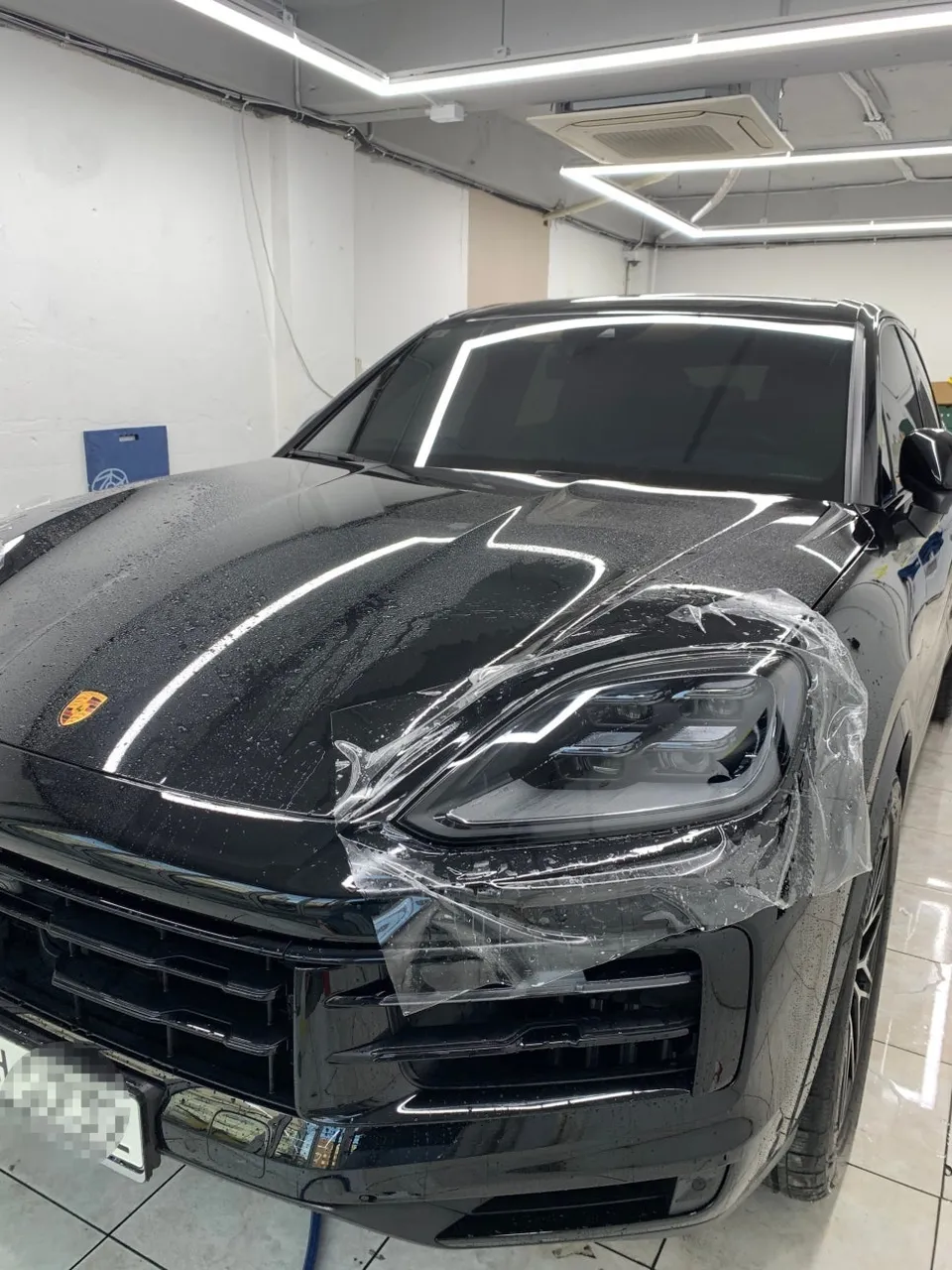 Porsche CayenneのPPF施工事例｜ヘッドライト保護の費用と効果 施工写真 2-1