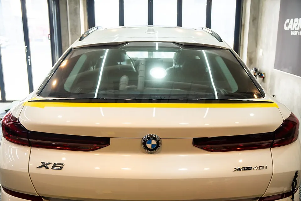 BMW X6のカーラッピング事例:スポイラーのカスタム 施工写真 1-3