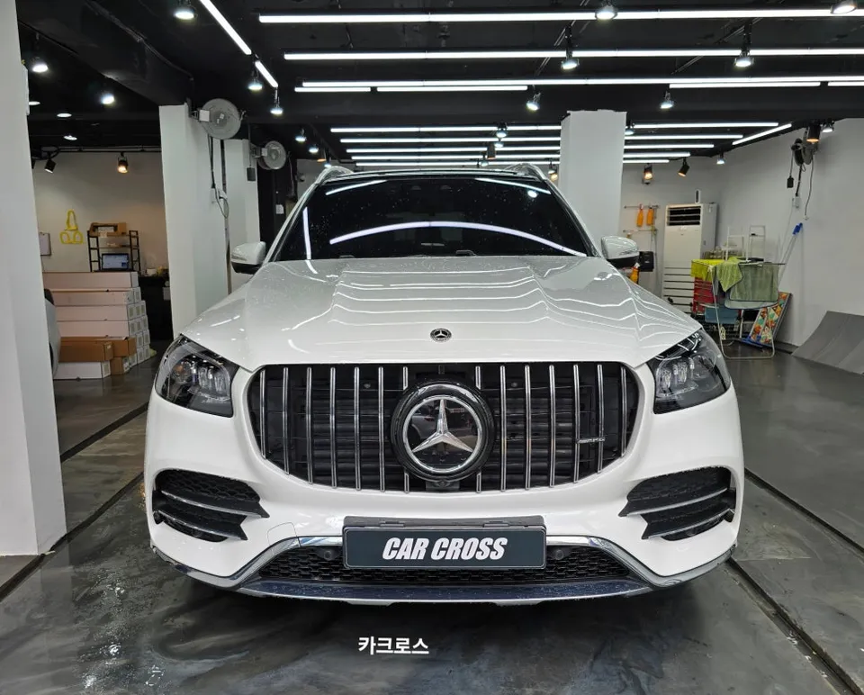 Mercedes-Benz GLSのカーラッピング事例：ミッドナイトブルーへの変貌 写真