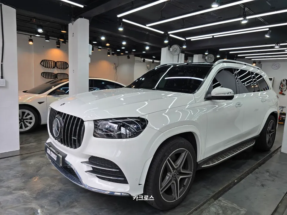 Mercedes-Benz GLSのカーラッピング事例：ミッドナイトブルーへの変貌 施工写真 1-1