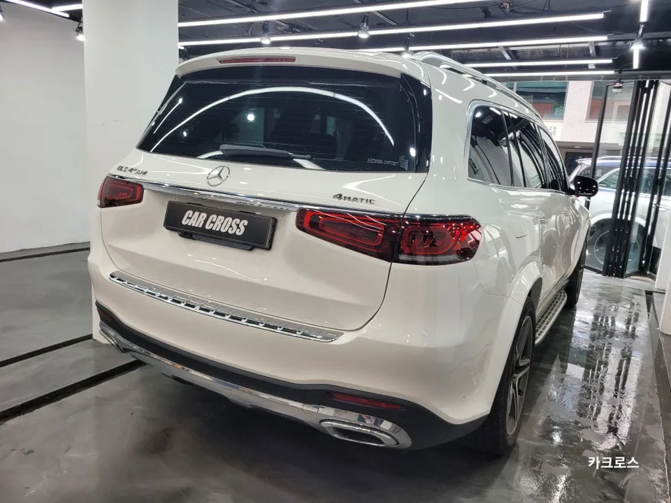 Mercedes-Benz GLSのカーラッピング事例：ミッドナイトブルーへの変貌 施工写真 2-1