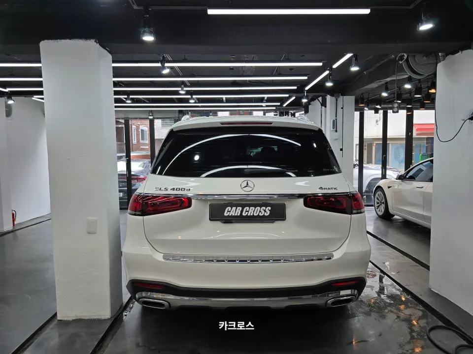 Mercedes-Benz GLSのカーラッピング事例：ミッドナイトブルーへの変貌 施工写真 3-1