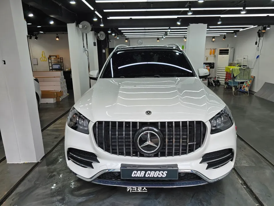 Mercedes-Benz GLSのカーラッピング事例：ミッドナイトブルーへの変貌 施工写真 1-2