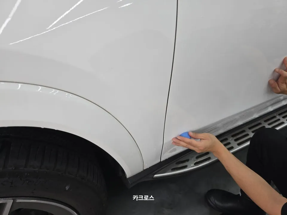 Mercedes-Benz GLSのカーラッピング事例：ミッドナイトブルーへの変貌 施工写真 2-2