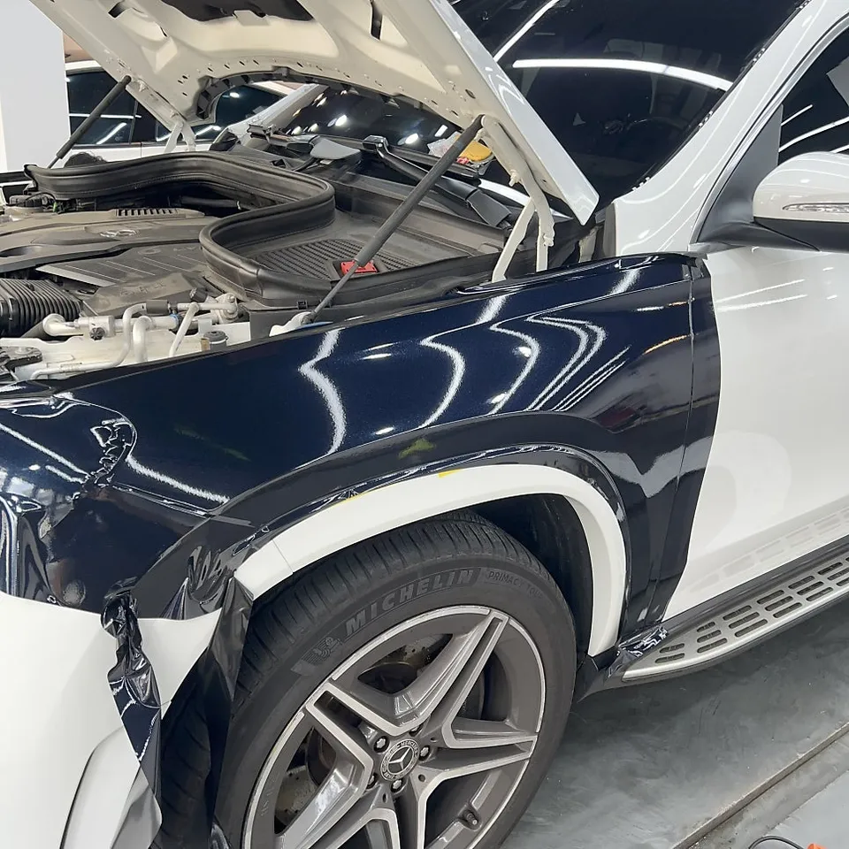 Mercedes-Benz GLSのカーラッピング事例：ミッドナイトブルーへの変貌 施工写真 3-3
