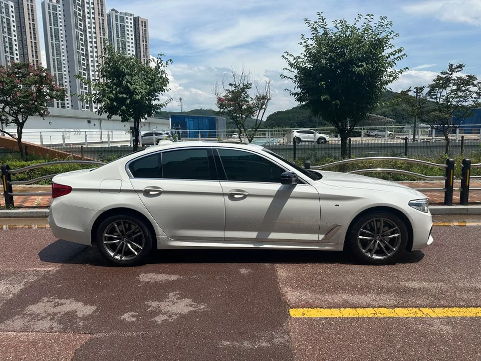 BMW 5 Series G30のカーラッピング事例：クローム除去と室内カスタム 施工写真 2-1