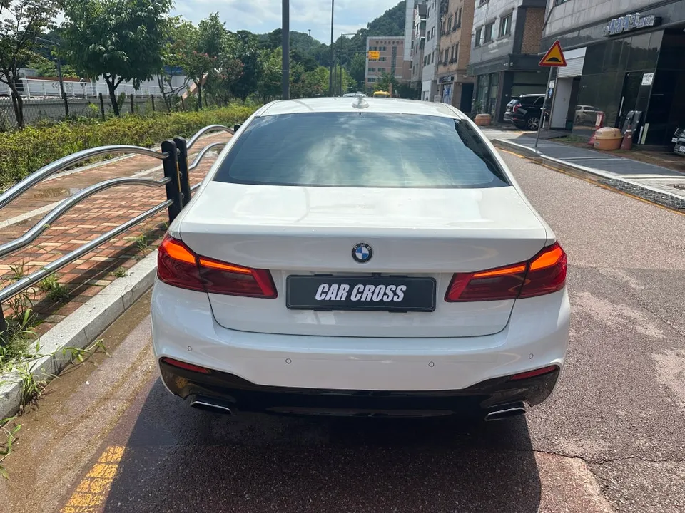 BMW 5 Series G30のカーラッピング事例：クローム除去と室内カスタム 施工写真 3-1
