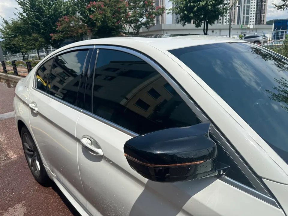 BMW 5 Series G30のカーラッピング事例：クローム除去と室内カスタム 施工写真 2-2