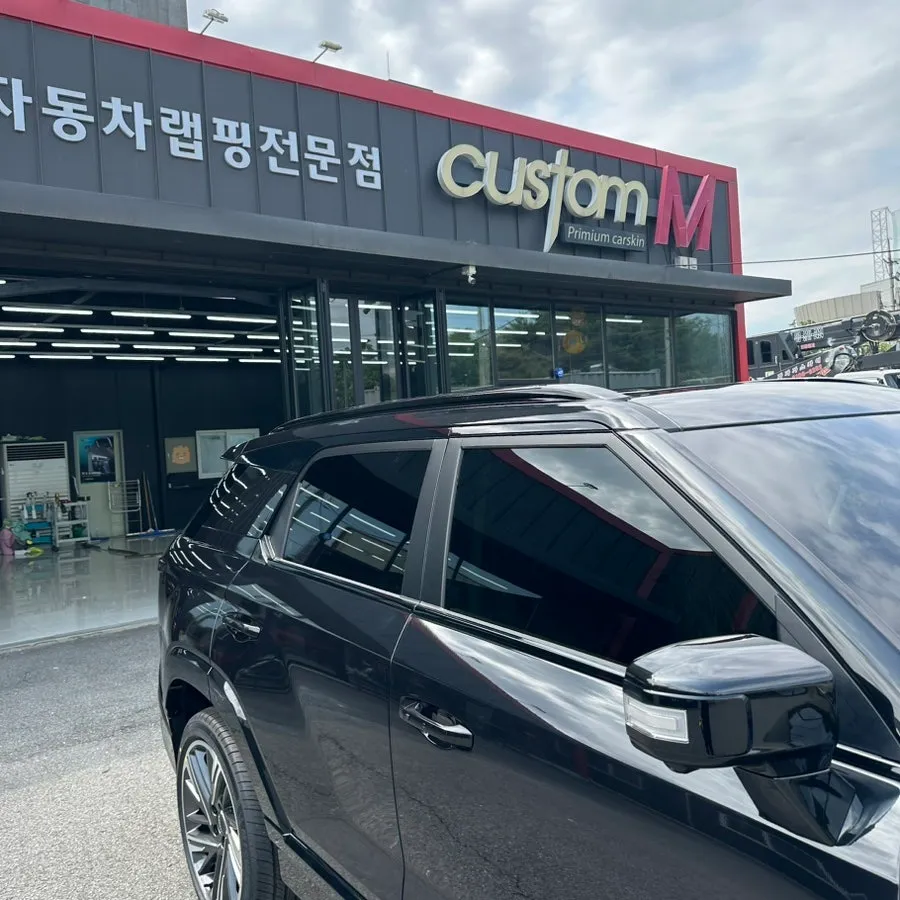 SsangYong Actyonのカーラッピング事例：クロームパーツの印象変化 施工写真 3-2