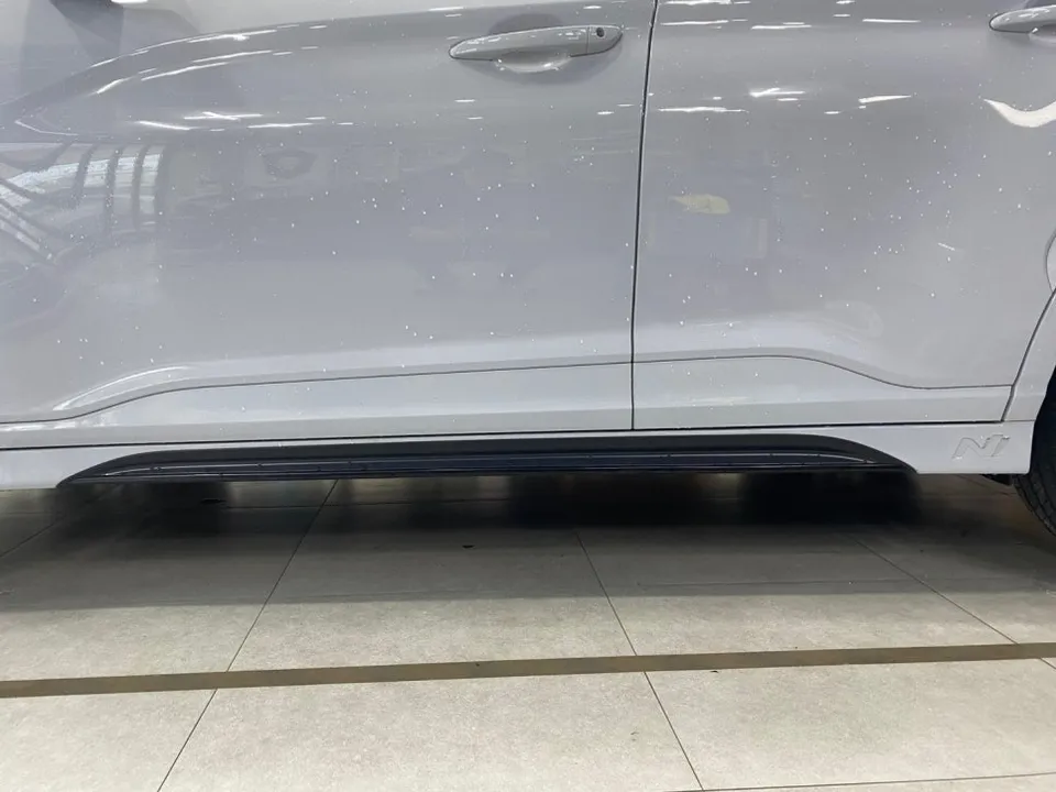 Hyundai Konaのカーラッピング事例｜蛍光グリーンへの大胆チェンジ 施工写真 1-2