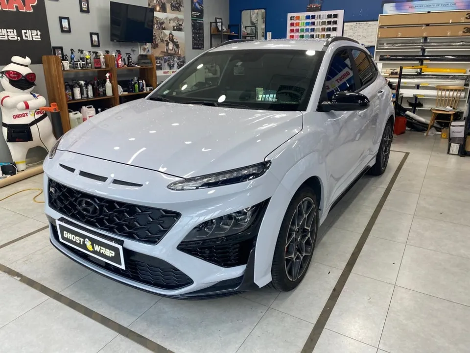 Hyundai Konaのカーラッピング事例｜蛍光グリーンへの大胆チェンジ 施工写真 3-2