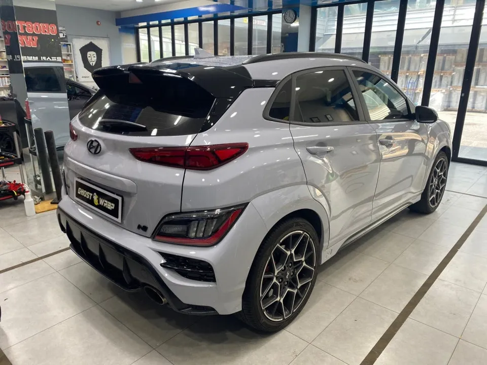 Hyundai Konaのカーラッピング事例｜蛍光グリーンへの大胆チェンジ 施工写真 2-3