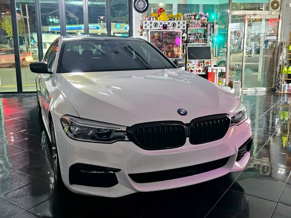 BMW 5 Seriesのカーラッピング事例 写真