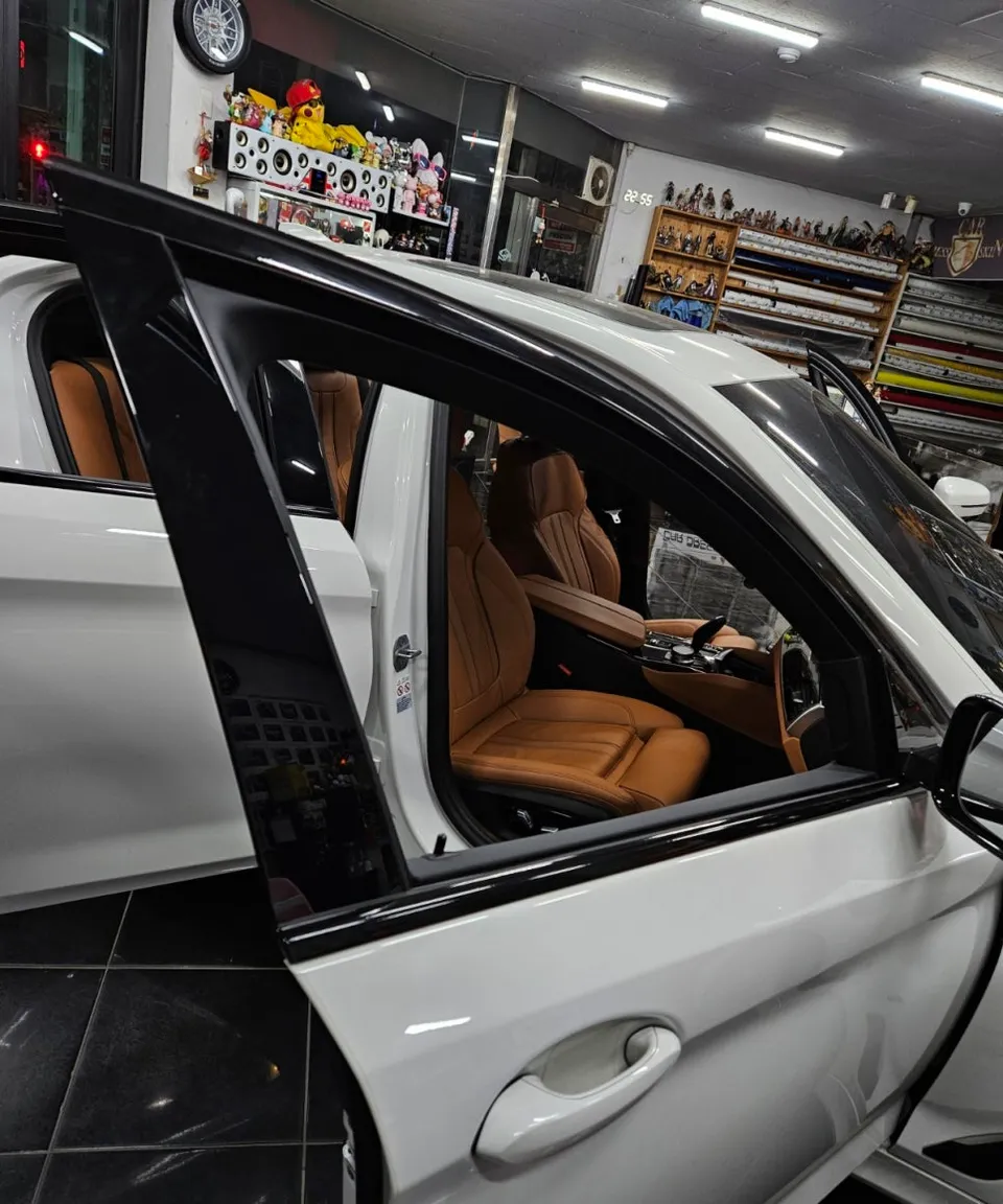 BMW 5 Seriesのカーラッピング事例 施工写真 6