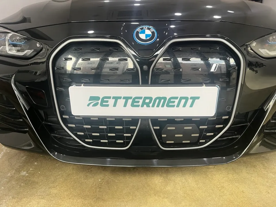 BMW i4のカーラッピング事例｜グリルを艶黒に 施工写真 2-1