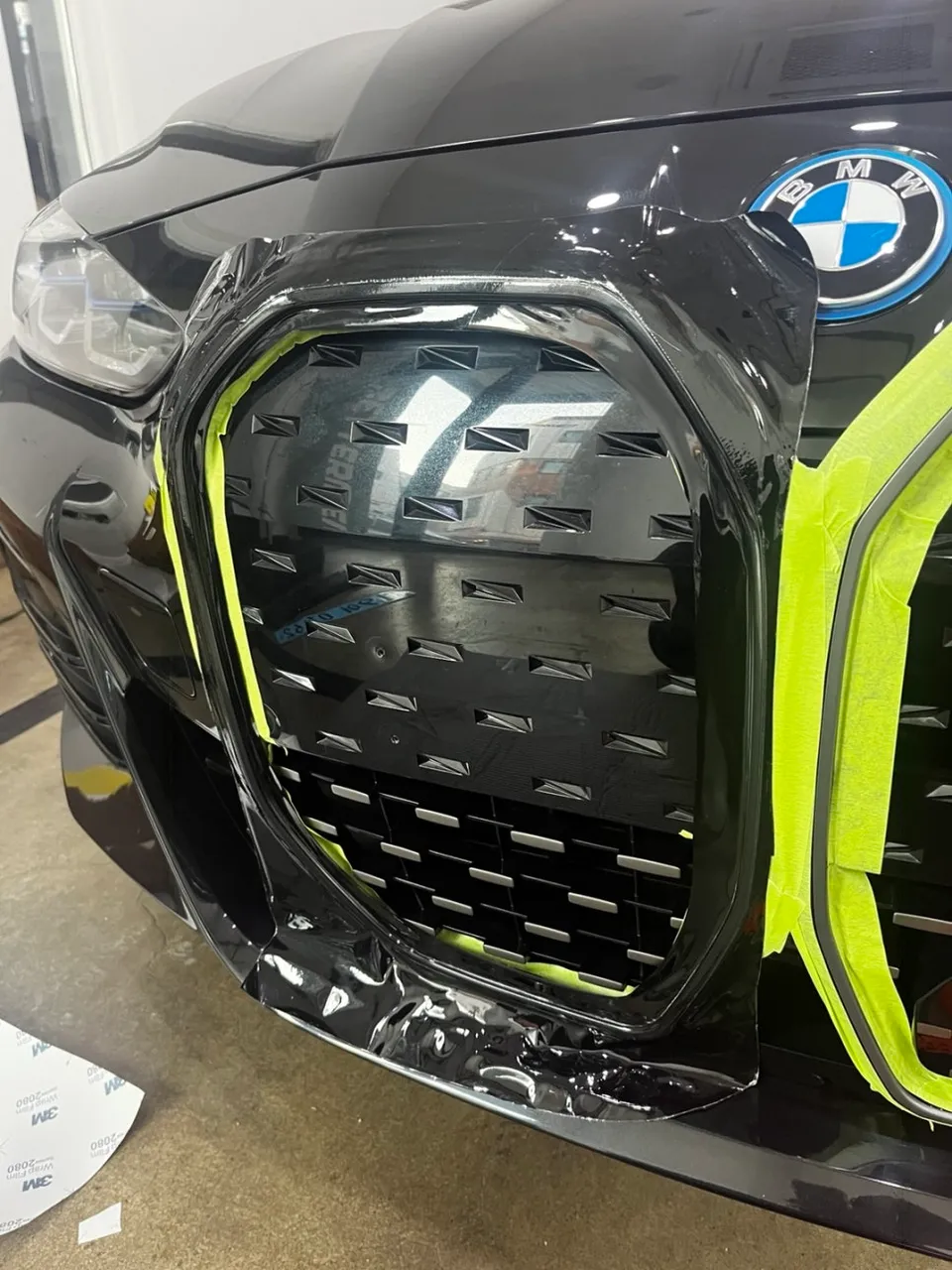 BMW i4のカーラッピング事例｜グリルを艶黒に 施工写真 3-2