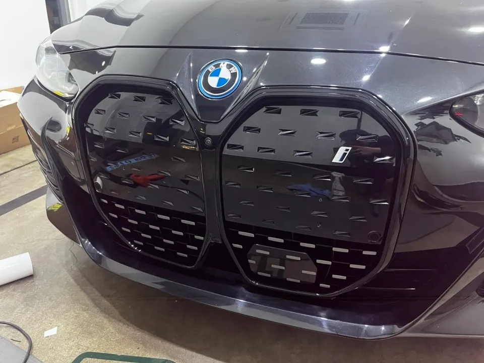 BMW i4のカーラッピング事例｜グリルを艶黒に 施工写真 2-3