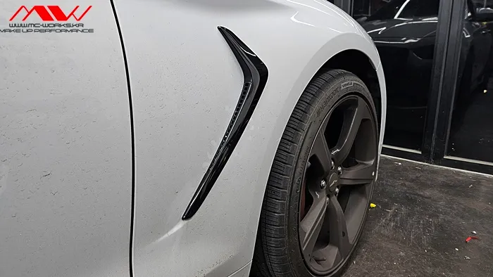 Genesis G70のカーラッピング事例|クローム除去で印象激変 施工写真 2-3