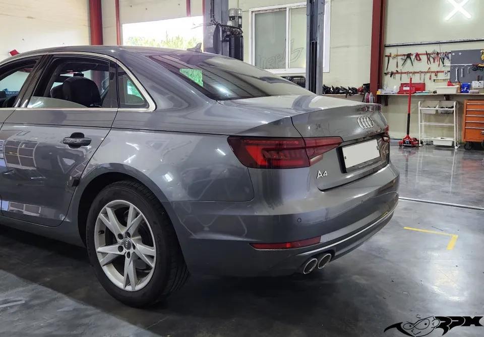 Audi A4のカーラッピング事例 施工写真 6