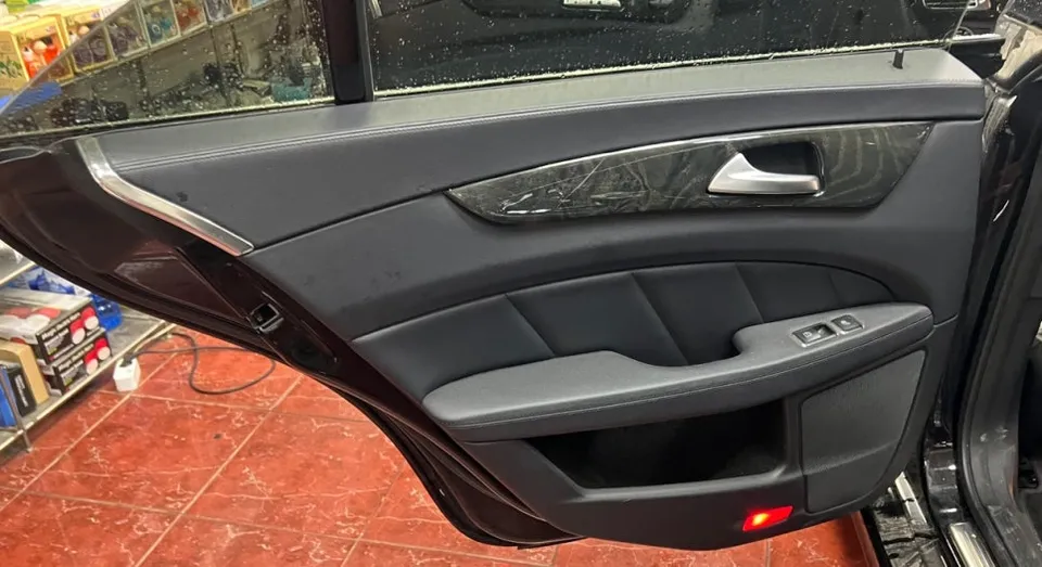 Mercedes-Benz CLSのAndroid Auto・CarPlay取付事例 施工写真 1-2