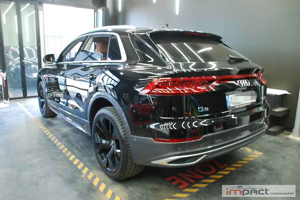 Audi Q8のカーラッピング事例｜クローム除去で高級感アップ 施工写真 2-1