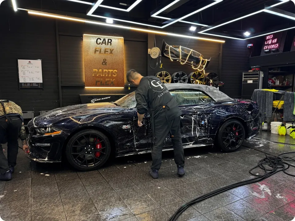 Ford Mustangのカーラッピング事例|ビビッドカラーとデカール 施工写真 3-1