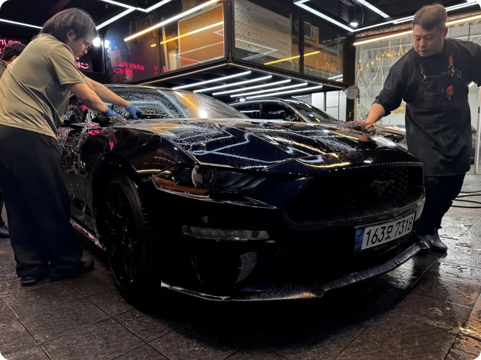 Ford Mustangのカーラッピング事例|ビビッドカラーとデカール 施工写真 1-2
