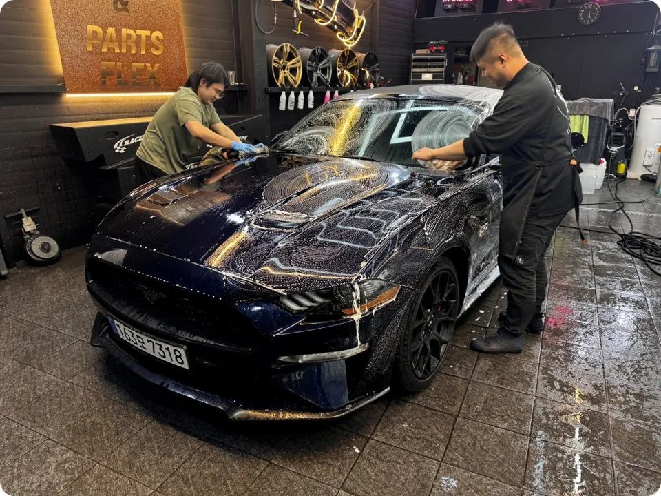 Ford Mustangのカーラッピング事例|ビビッドカラーとデカール 施工写真 2-2