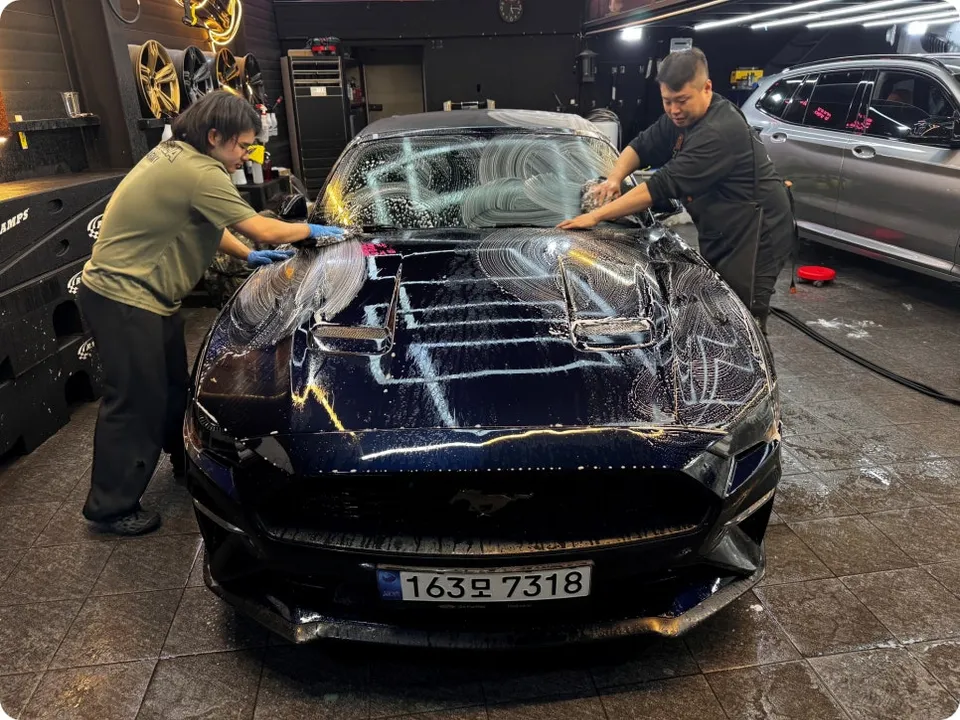 Ford Mustangのカーラッピング事例|ビビッドカラーとデカール 施工写真 3-2