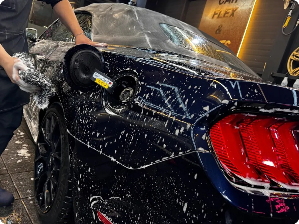 Ford Mustangのカーラッピング事例|ビビッドカラーとデカール 施工写真 2-3