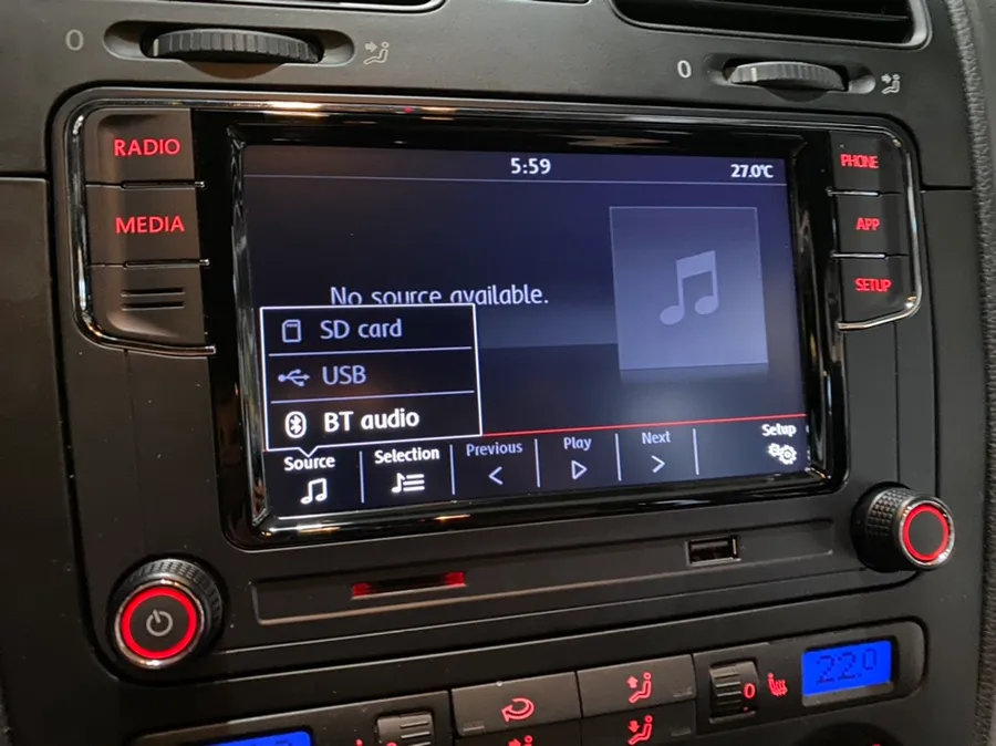 Volkswagen GolfのAndroid Auto・CarPlay取付事例 施工写真 2-1