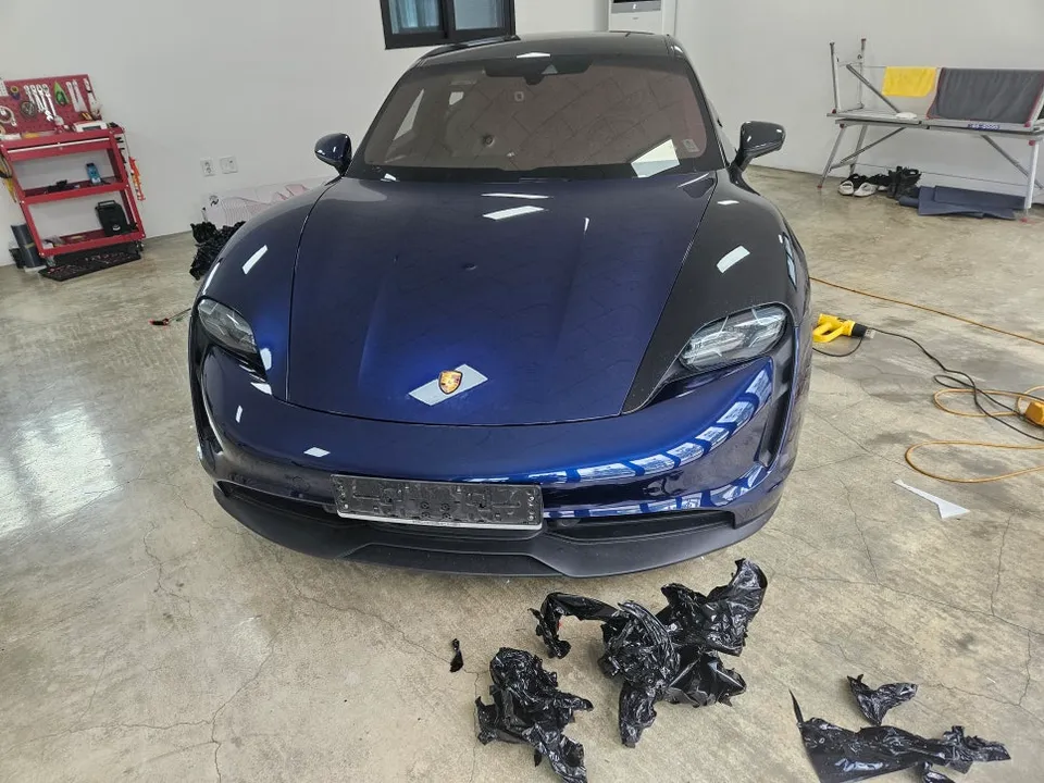 ポルシェ タイカン カーラッピング事例｜費用目安・仕上がり 施工写真 4-1