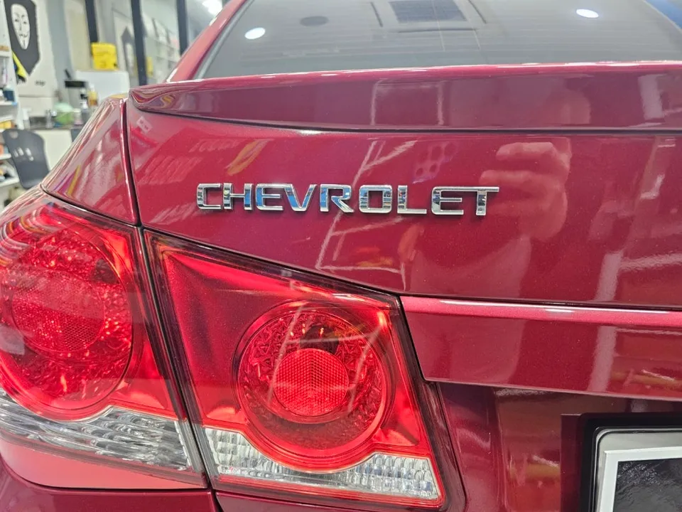Chevrolet Cruzeのカーラッピング事例|費用目安・仕上がり 施工写真 1-2