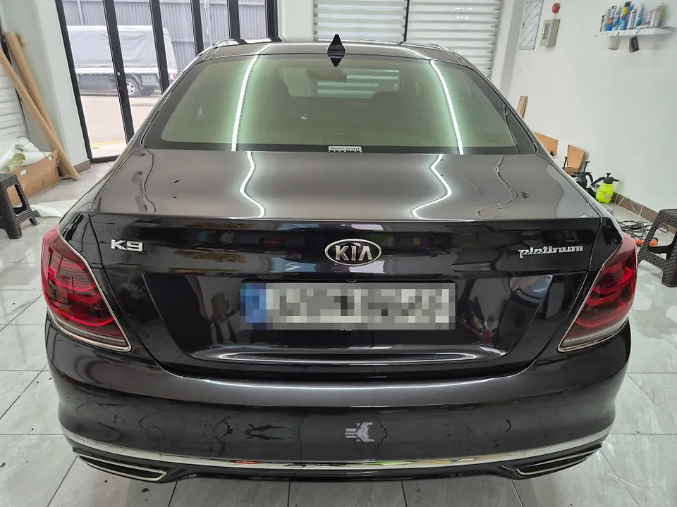 Kia K900のカーラッピング事例｜サテンホワイトアルミ 施工写真 2-1