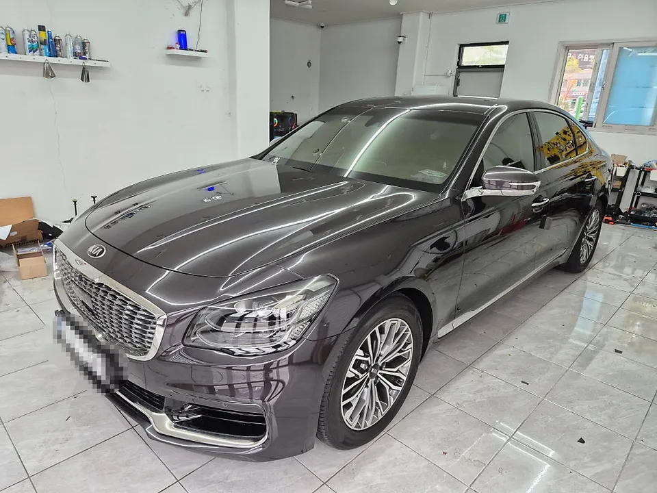 Kia K900のカーラッピング事例｜サテンホワイトアルミ 施工写真 3-1