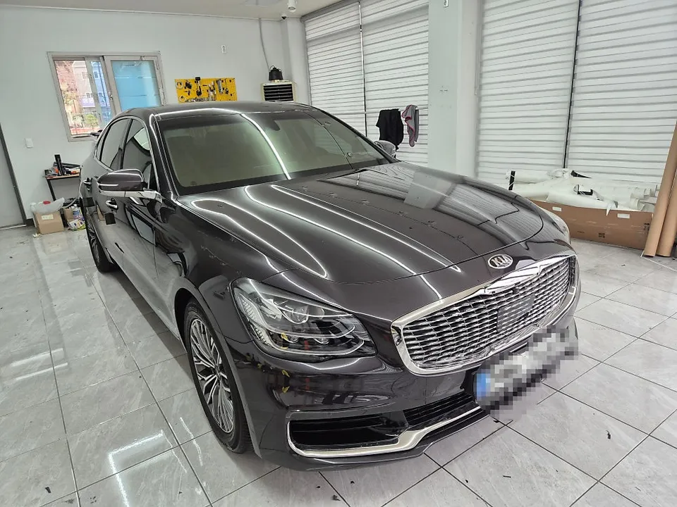 Kia K900のカーラッピング事例｜サテンホワイトアルミ 施工写真 1-2