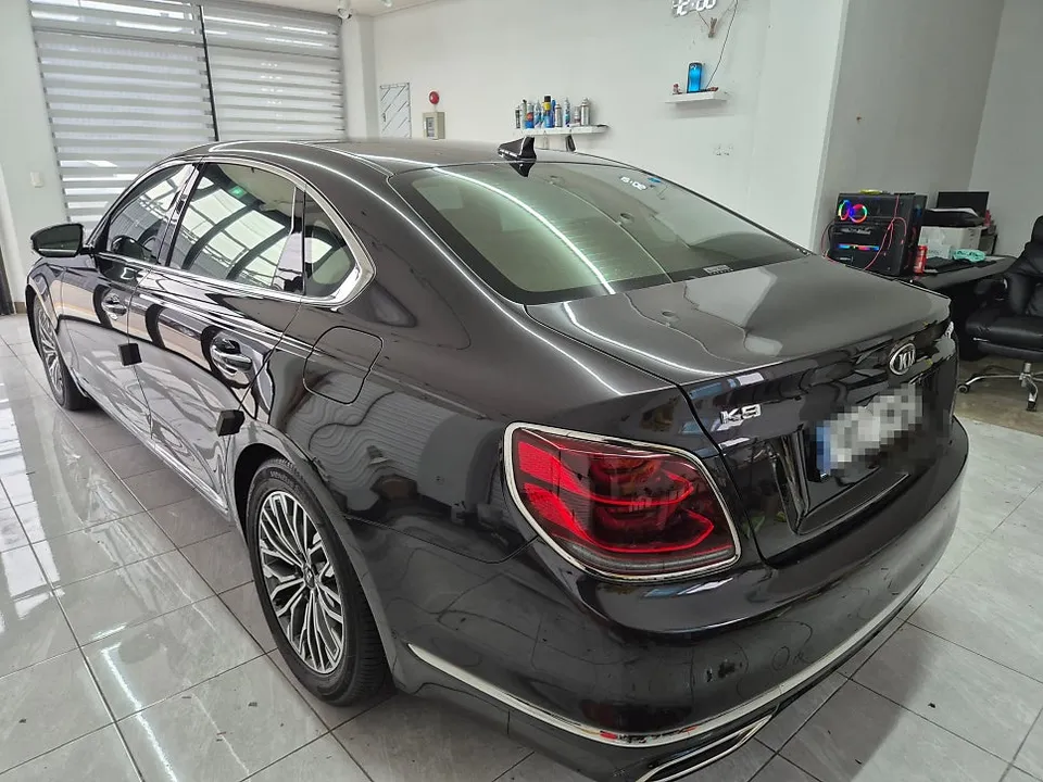 Kia K900のカーラッピング事例｜サテンホワイトアルミ 施工写真 2-2