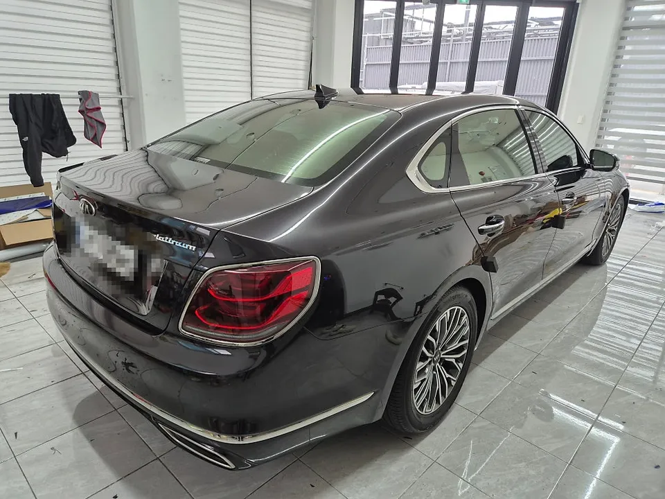 Kia K900のカーラッピング事例｜サテンホワイトアルミ 施工写真 3-2