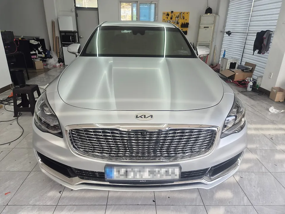 Kia K900のカーラッピング事例｜サテンホワイトアルミ 施工写真 1-3