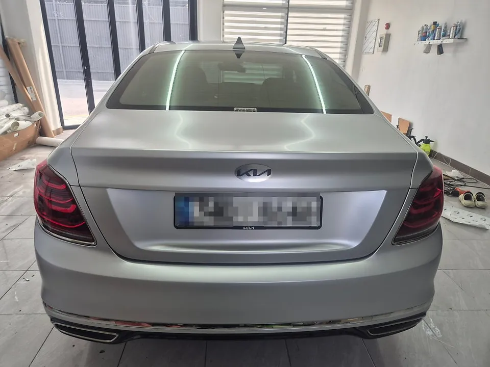 Kia K900のカーラッピング事例｜サテンホワイトアルミ 施工写真 2-3