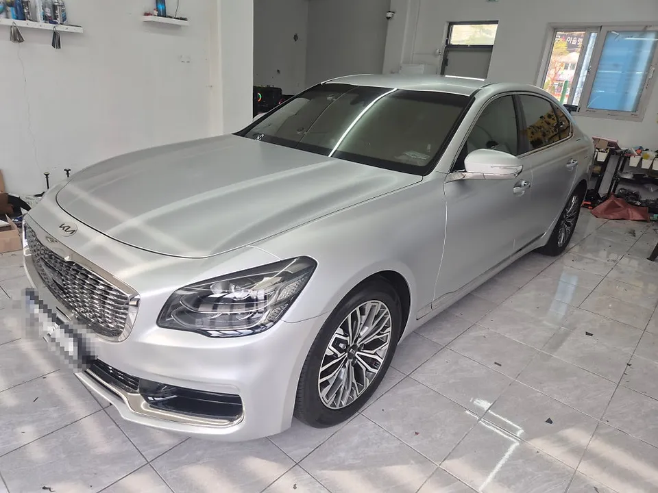 Kia K900のカーラッピング事例｜サテンホワイトアルミ 施工写真 3-3