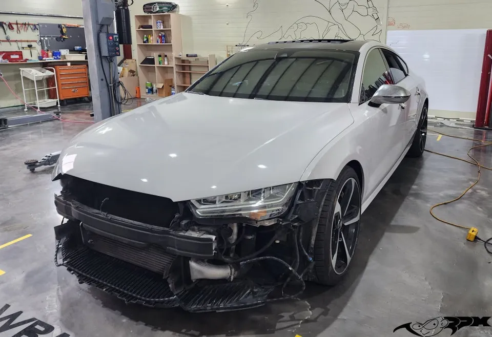 Audi RSのカーラッピング事例 施工写真 4-2