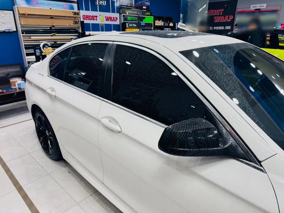 BMW M5のカーラッピング事例|クロームパーツをブラック化 施工写真 3-1